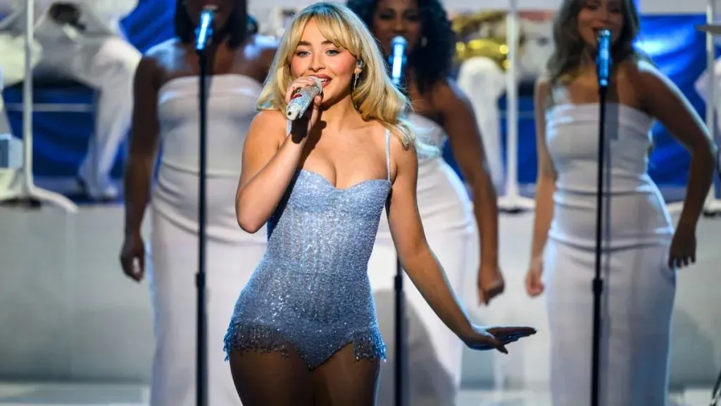 image_68a3fb01ac578 Sabrina Carpenter’s Sexy Album Dominates the Charts — But Taylor Swift’s Fans Are Furious Over Who Got Knocked Down!