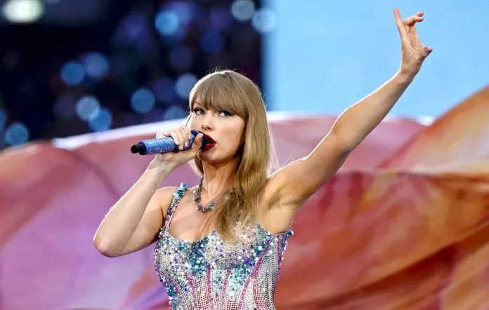 image_68a3fb021c4ab Sabrina Carpenter’s Sexy Album Dominates the Charts — But Taylor Swift’s Fans Are Furious Over Who Got Knocked Down!