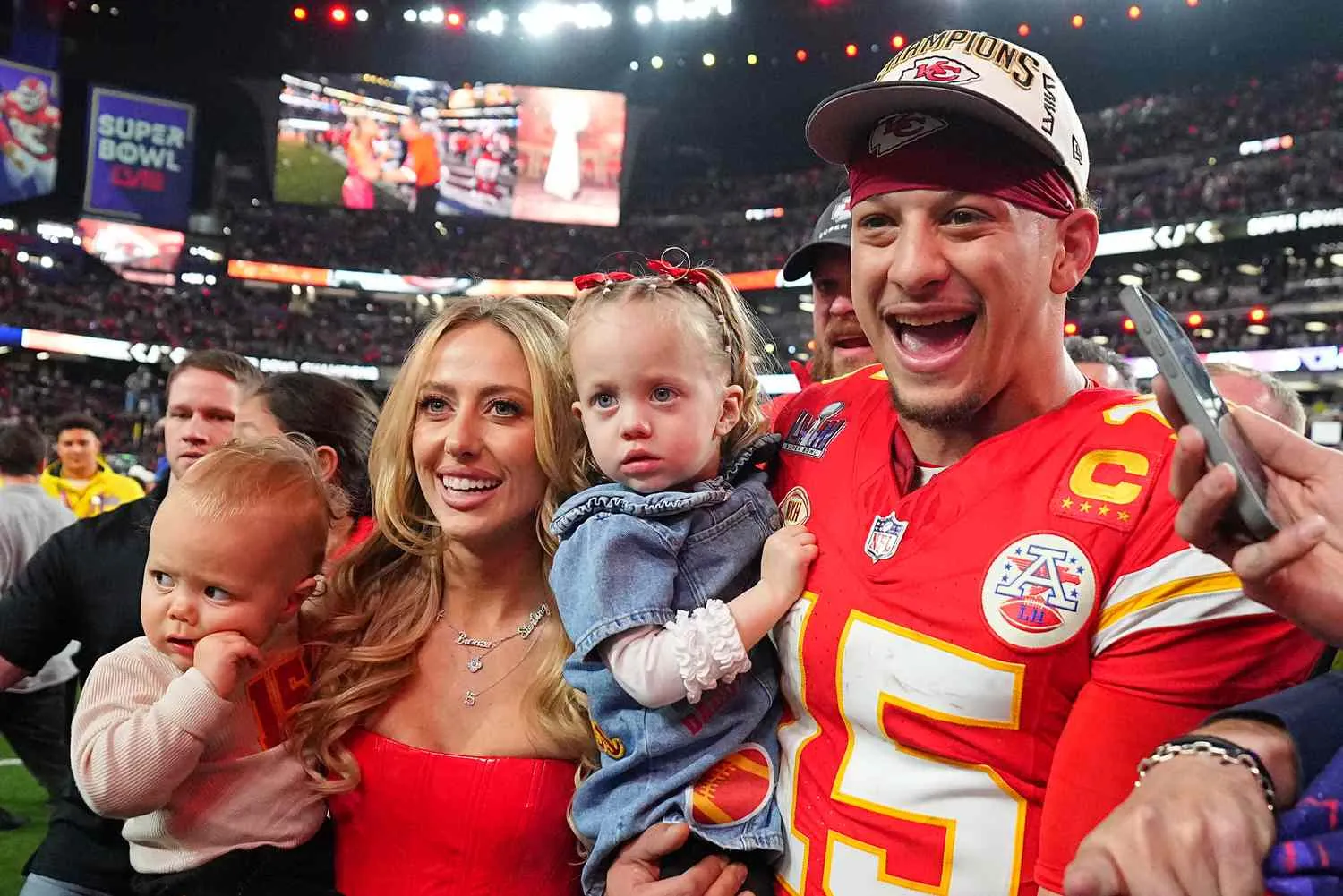 image_68a3fe3d190f0 Patrick Mahomes’s family photos go viral – but his comment about Brittany has fans talking