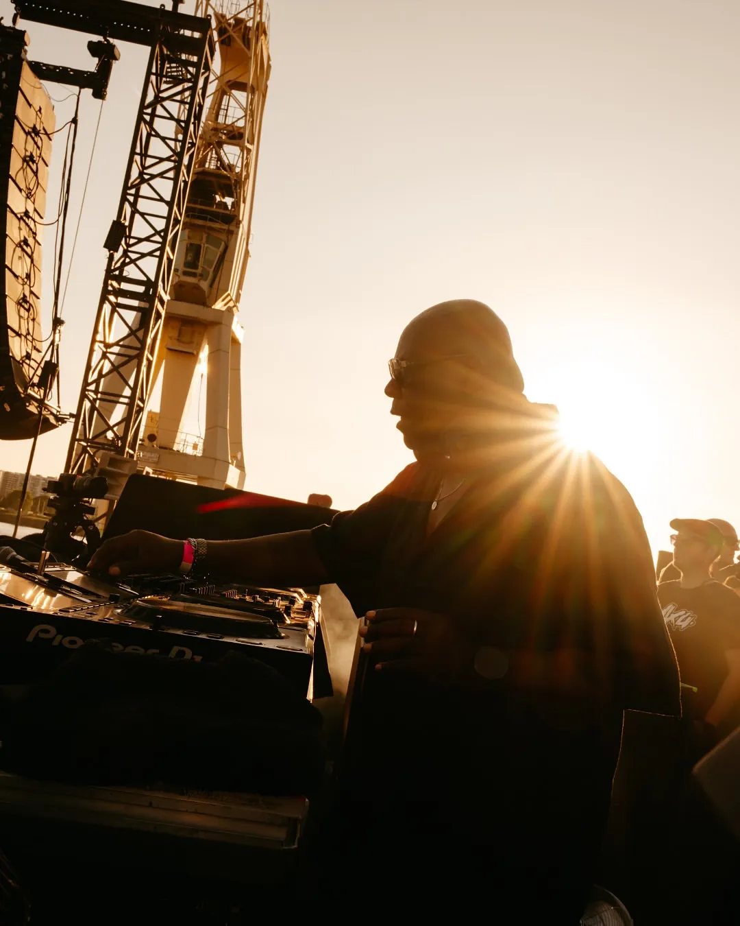 image_68a4132012b0e Carl Cox reveals a promising future with an AI-inspired look: What is the real intention behind the phrase: "The real boss"?