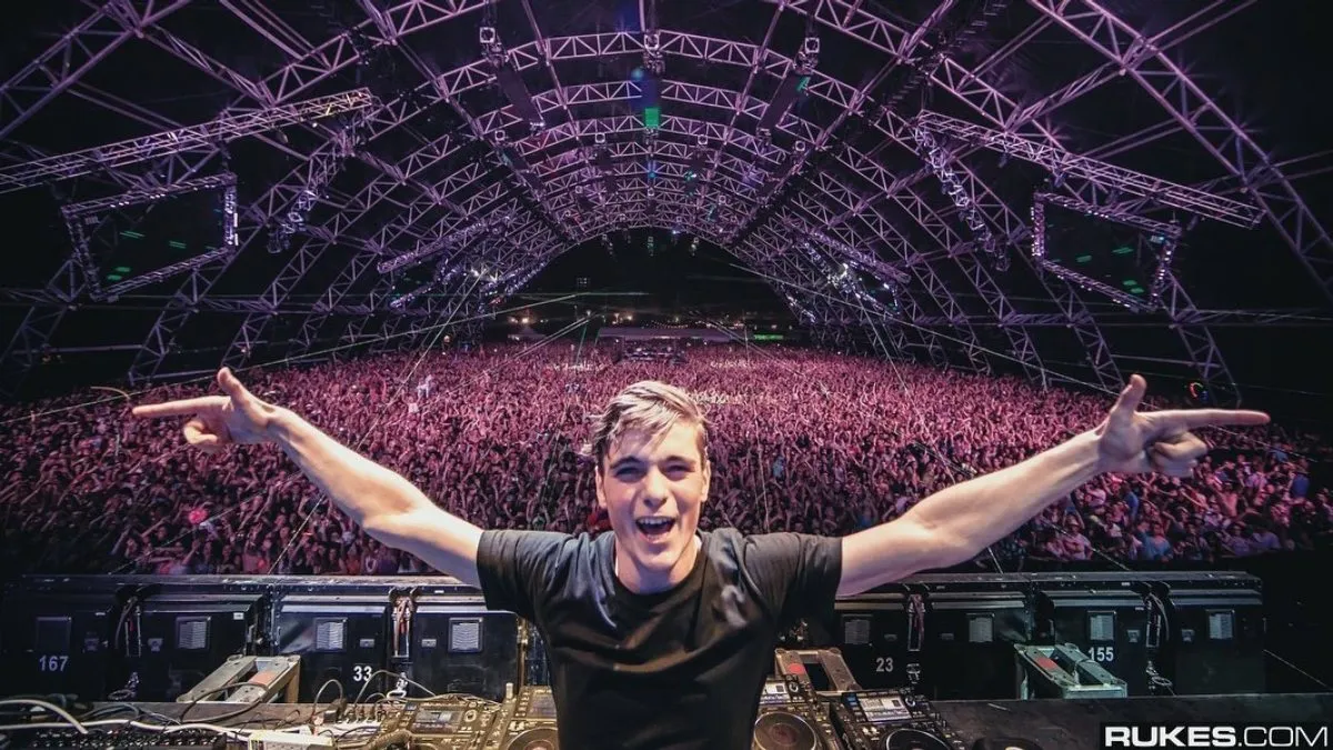 Martin Garrix Rocks London: 25,000 Fans Go Wild as Swedish House Mafia Appears!