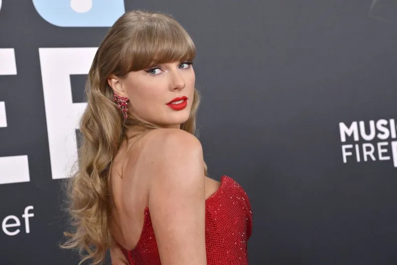 image_68a5215d2a662 Taylor Swift Dominated 2025 with These 9 Wild Moments