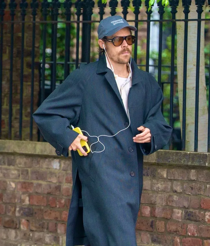 image_68a545a9efbb1 Harry Styles Turns London Streets Into His Personal Catwalk – And One Surprising Detail in His Outfit Has Everyone Zooming In!
