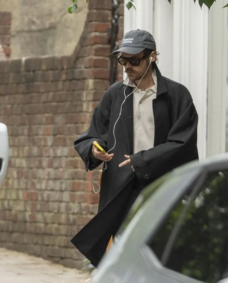 image_68a545aa23c0b Harry Styles Turns London Streets Into His Personal Catwalk – And One Surprising Detail in His Outfit Has Everyone Zooming In!