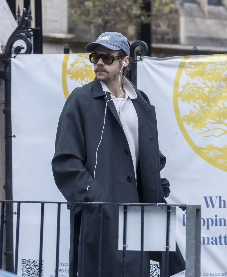image_68a545aa46db8 Harry Styles Turns London Streets Into His Personal Catwalk – And One Surprising Detail in His Outfit Has Everyone Zooming In!