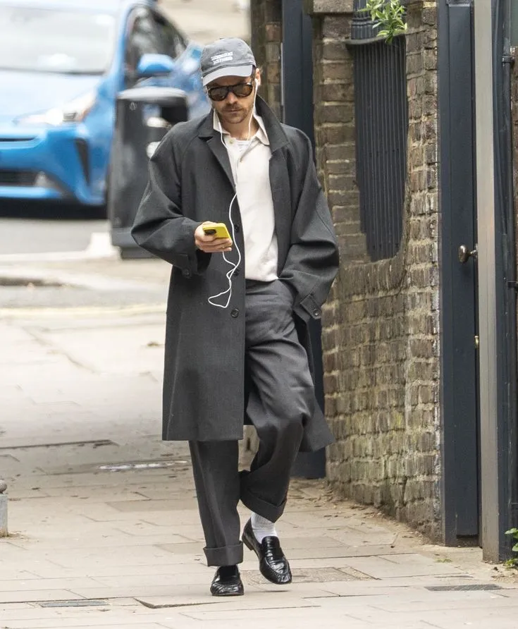 Harry Styles Turns London Streets Into His Personal Catwalk – And One Surprising Detail in His Outfit Has Everyone Zooming In! 19 Harry Styles Turns London Streets Into His Personal Catwalk – And One Surprising Detail in His Outfit Has Everyone Zooming In!