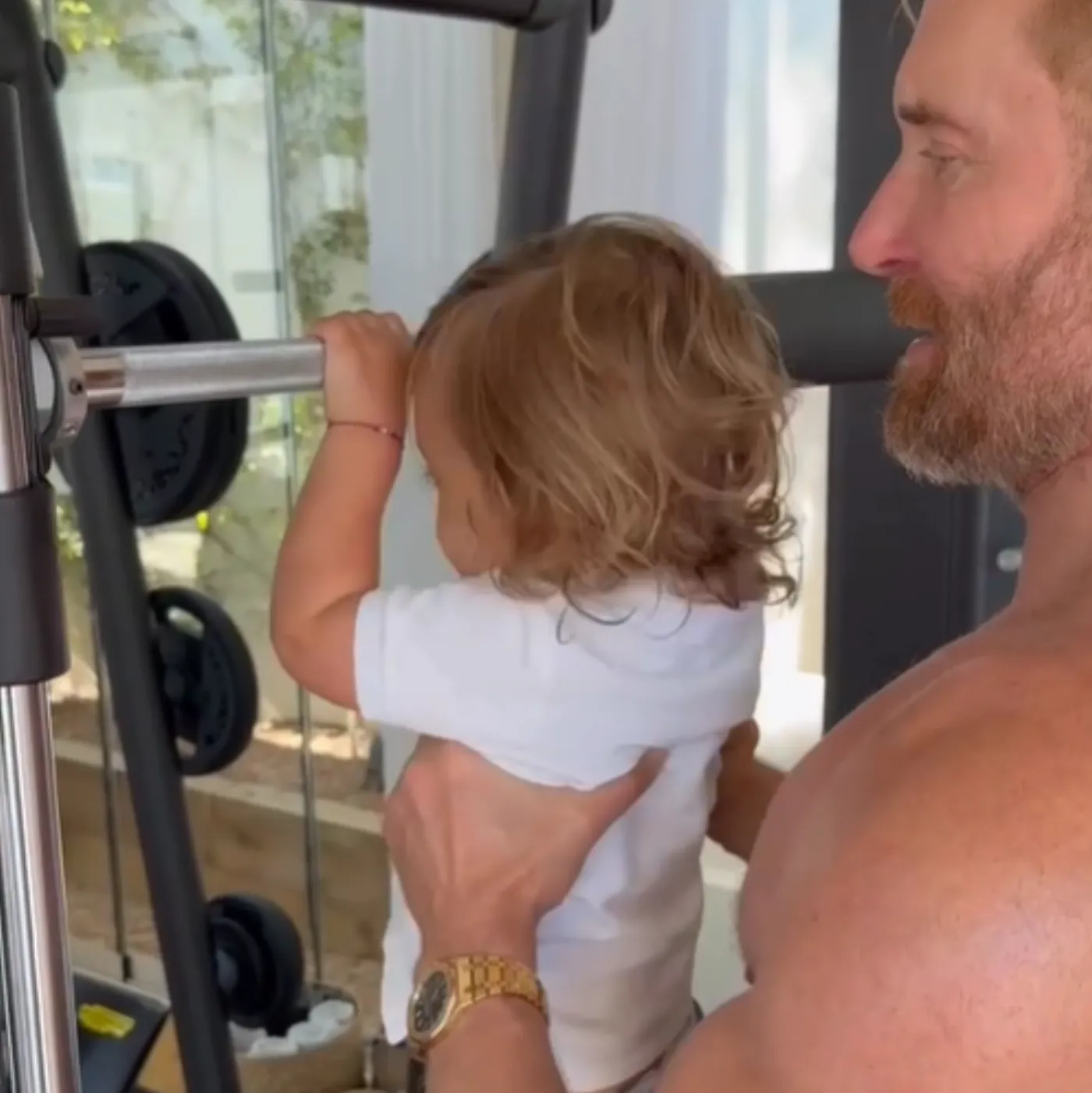 image_68a54fc0d2b44 David Guetta's Rare Family Moment: The Secret 7-Year Dream of a Small Family Behind the Legendary DJ's Heartwarming Photo