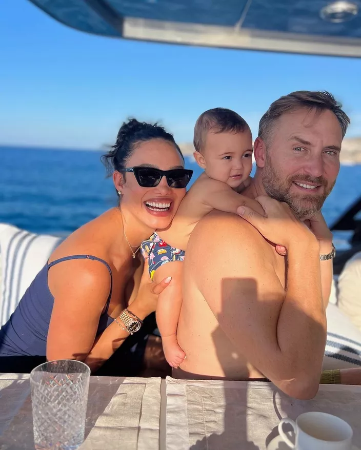 image_68a54fc1d0c7e David Guetta's Rare Family Moment: The Secret 7-Year Dream of a Small Family Behind the Legendary DJ's Heartwarming Photo