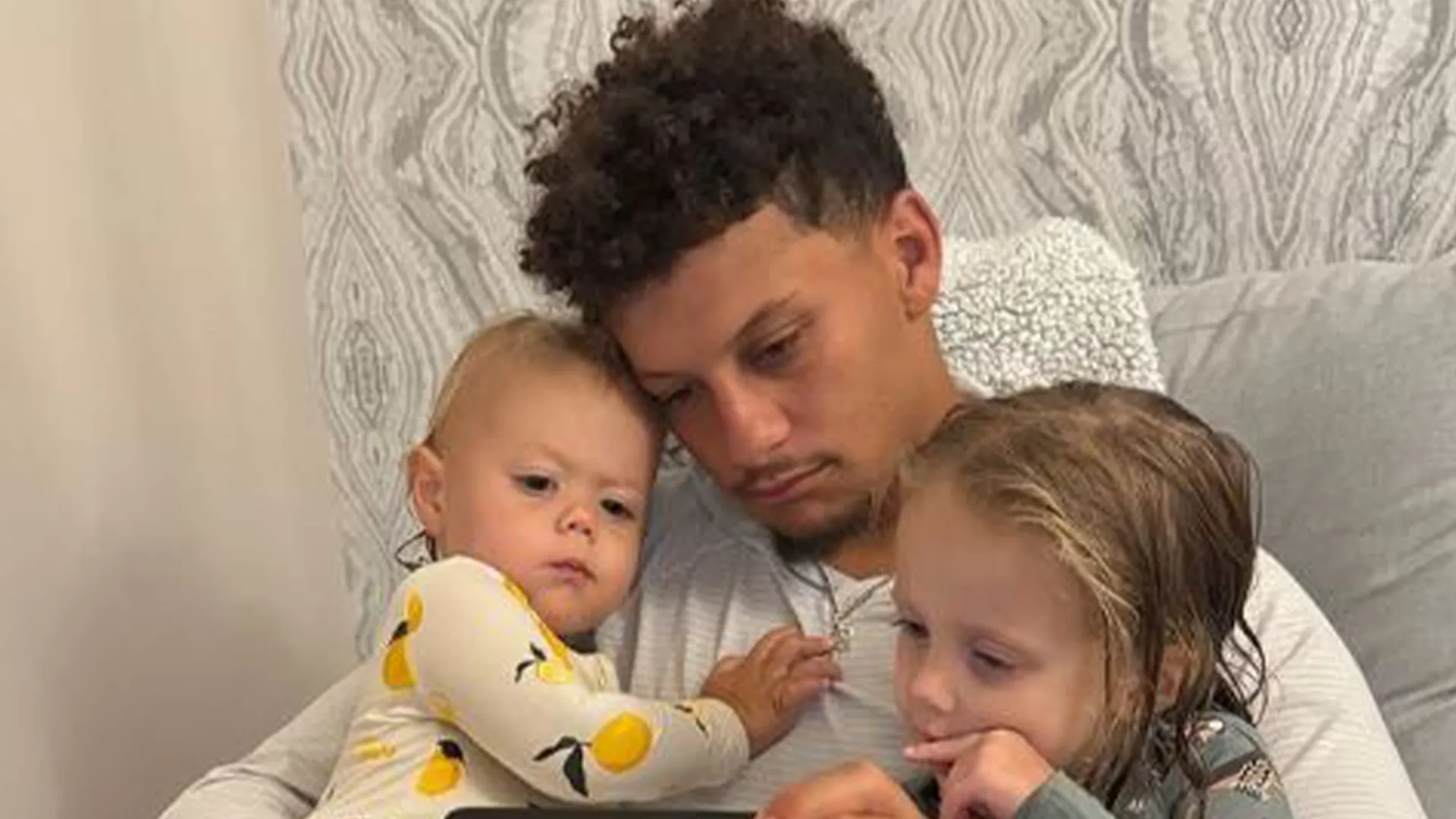 image_68a58e0906586 Patrick Mahomes Caught in Adorable Showdown Between Sterling and Bronze — His Dad Move Has Every Father Talking