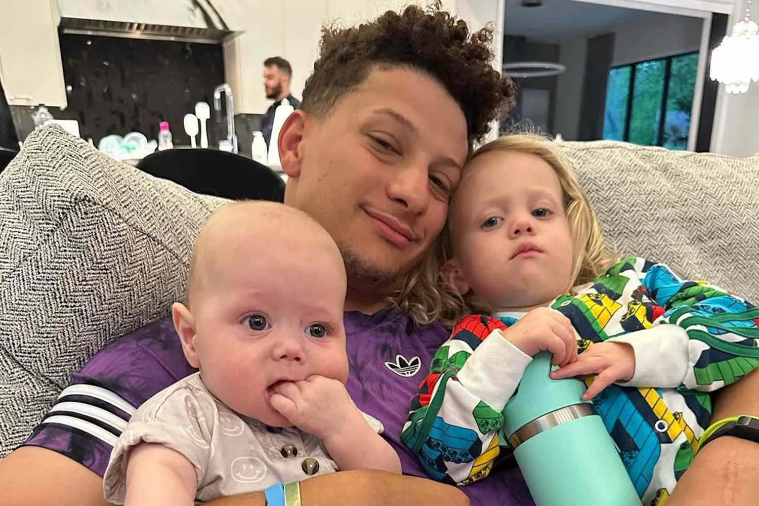 Patrick Mahomes Caught in Adorable Showdown Between Sterling and Bronze — His Dad Move Has Every Father Talking