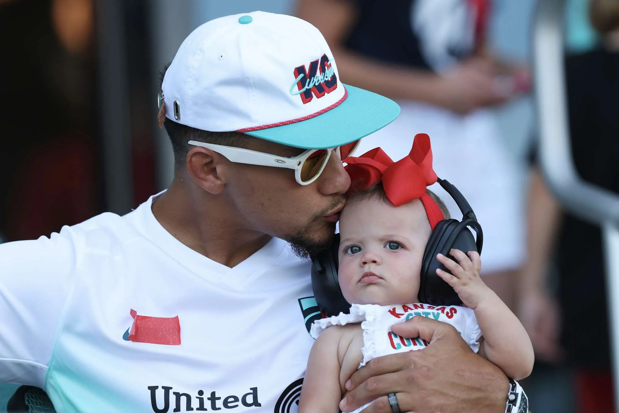image_68a591105a6c7 Patrick Mahomes Stuns Fans in Matching Looks with Bronze & Sterling — Sweet Family Moment at KC Game