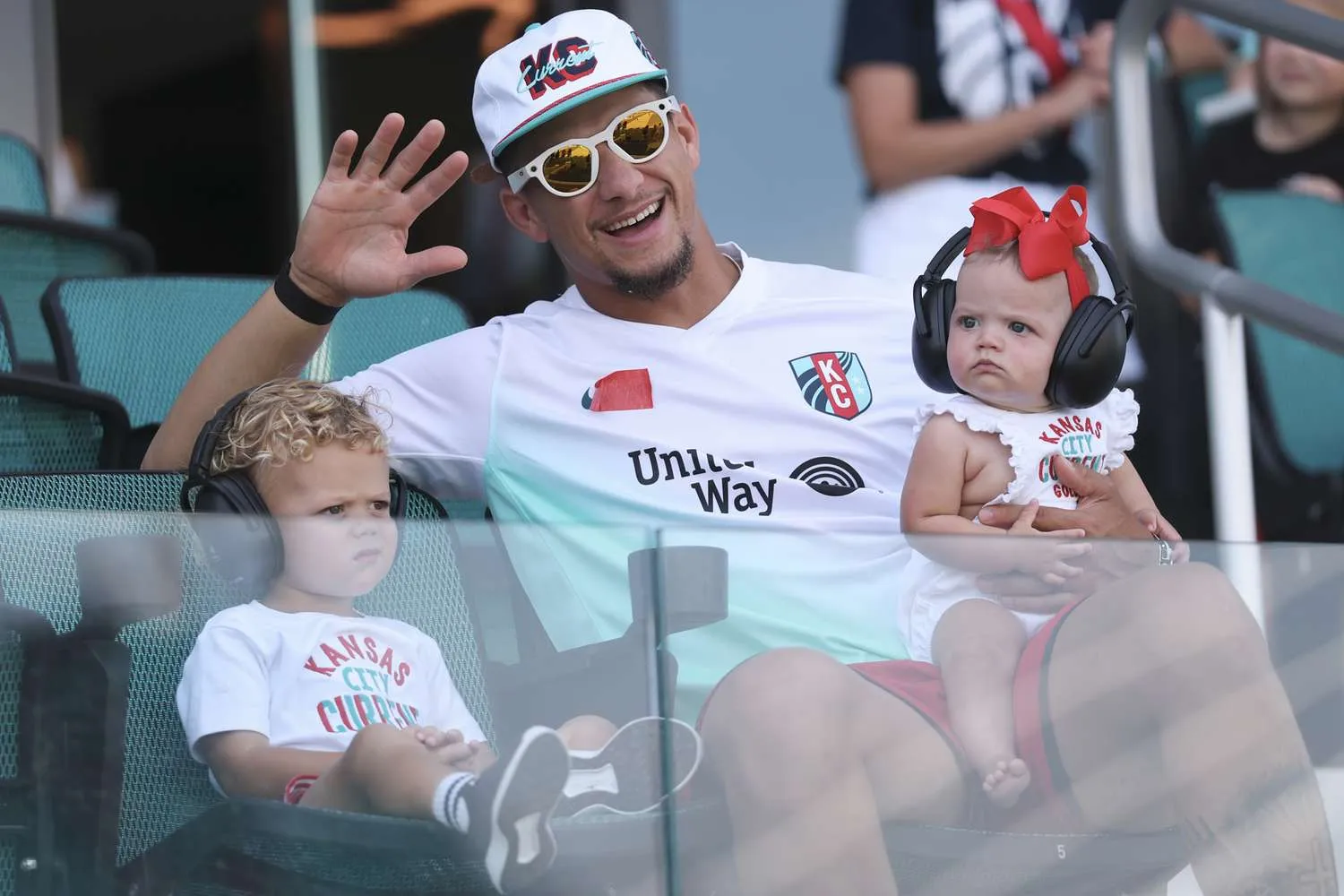 image_68a59110d0564 Patrick Mahomes Stuns Fans in Matching Looks with Bronze & Sterling — Sweet Family Moment at KC Game