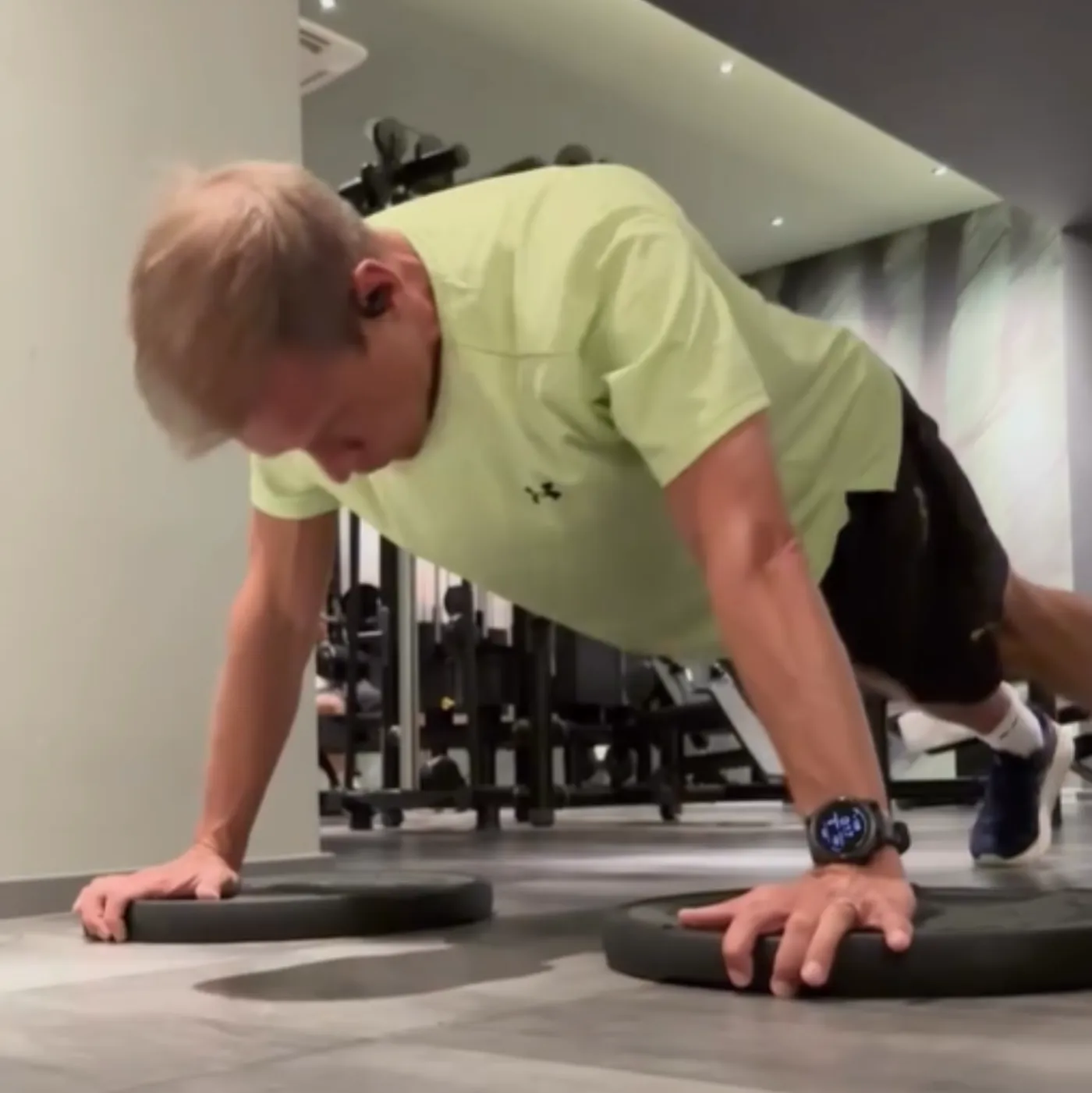 image_68a6a491a990c Behind his sturdy physique and fiery spirit on stage, Armin holds a little-known secret – a vital key that allows him to transcend time and keep shining