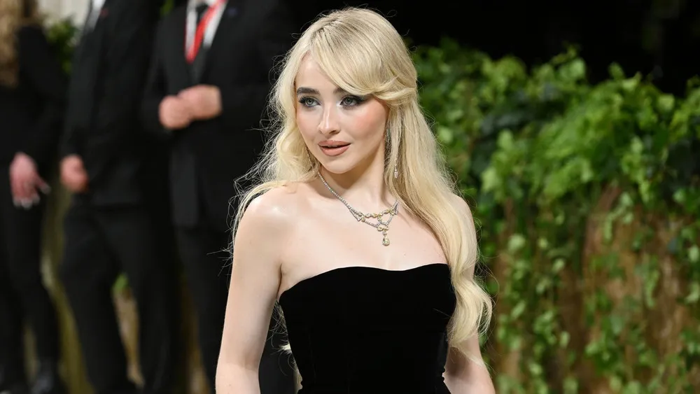 image_68a6b27c050dc Sabrina Carpenter Shines on the Red Carpet – Ignoring Country Singer Sends Fans Into a Frenzy!