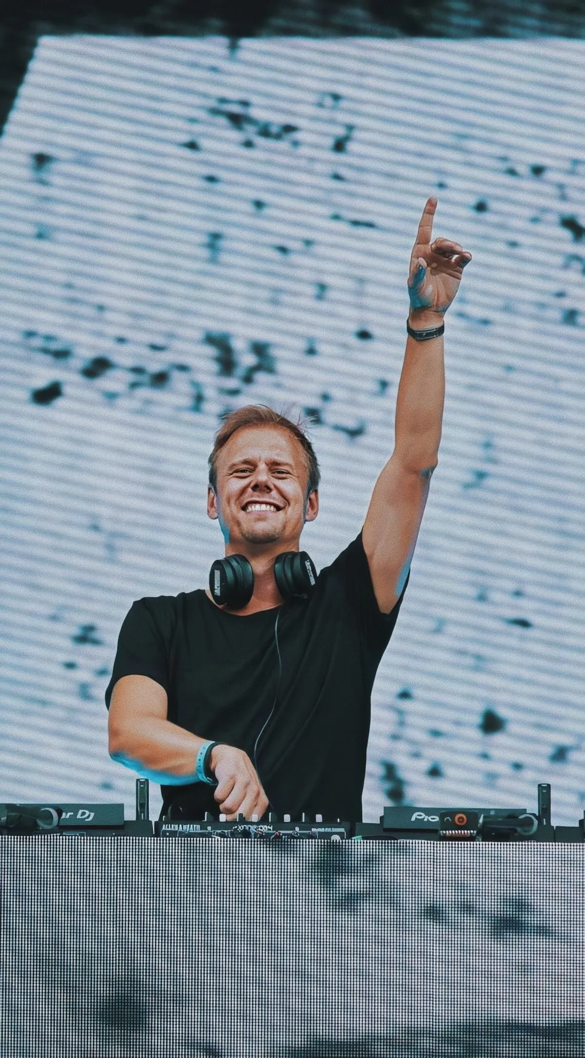 Armin van Buuren Shocks Again: 5-Time World’s Top DJ – The Secret of the Trance King!