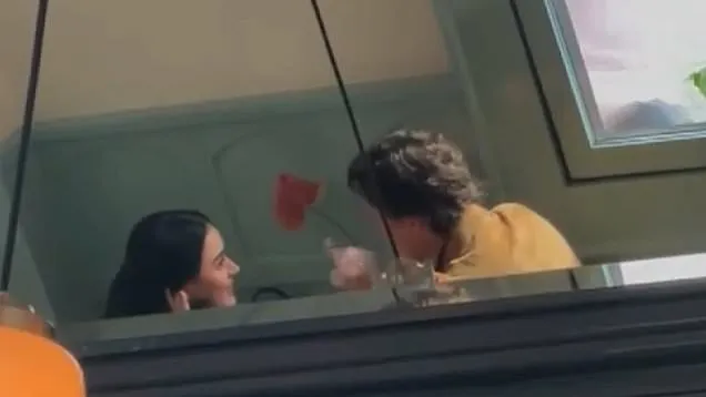 image_68a82bdf28a3c Did Justin Trudeau Really Gift Katy Perry a Diamond Necklace? Here’s the Truth