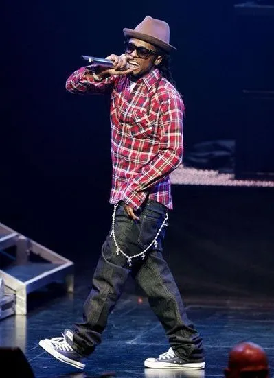 Lil Wayne – the cameo master behind over 597 songs, but the reason he appears everywhere is shocking to the rap world!
