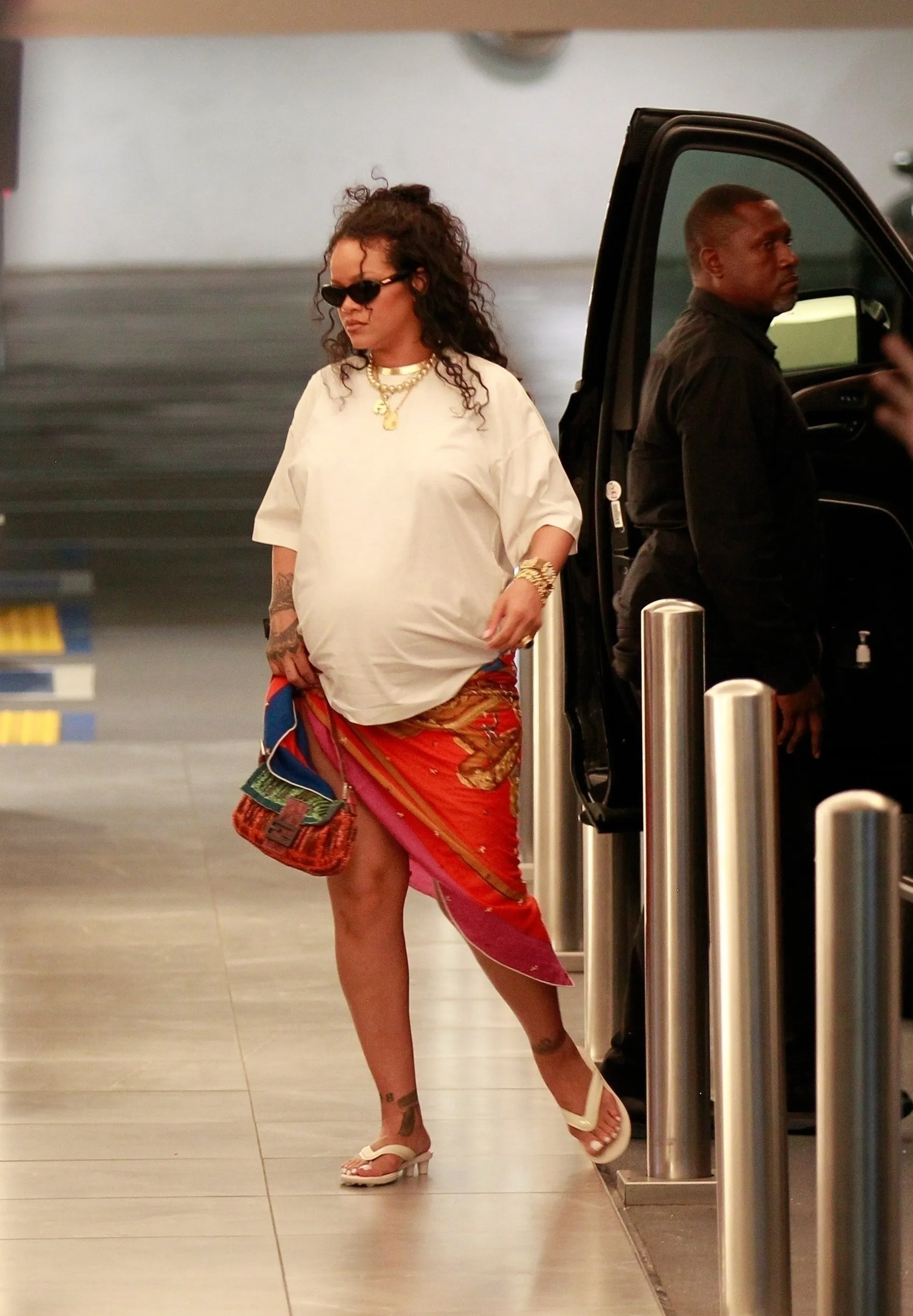 image_68a930b876cf0 From Casual to Couture: Rihanna Elevates White T-Shirt Style With Fenty x Puma Sandals