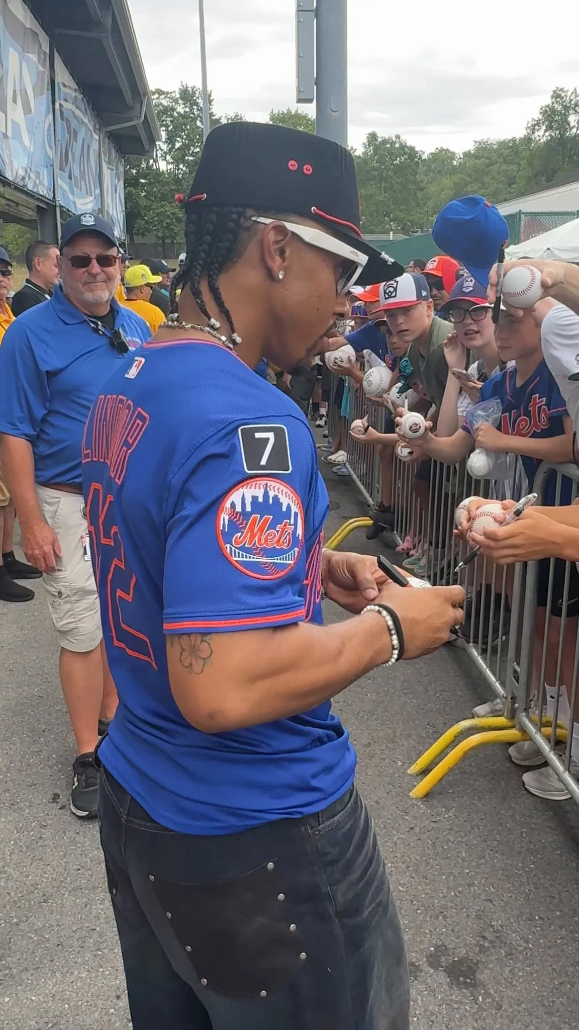 image_68a9379fa9147 Walking Side by Side with Francisco Lindor — The Heartwarming Little League Moment Fans Can’t Stop Talking About