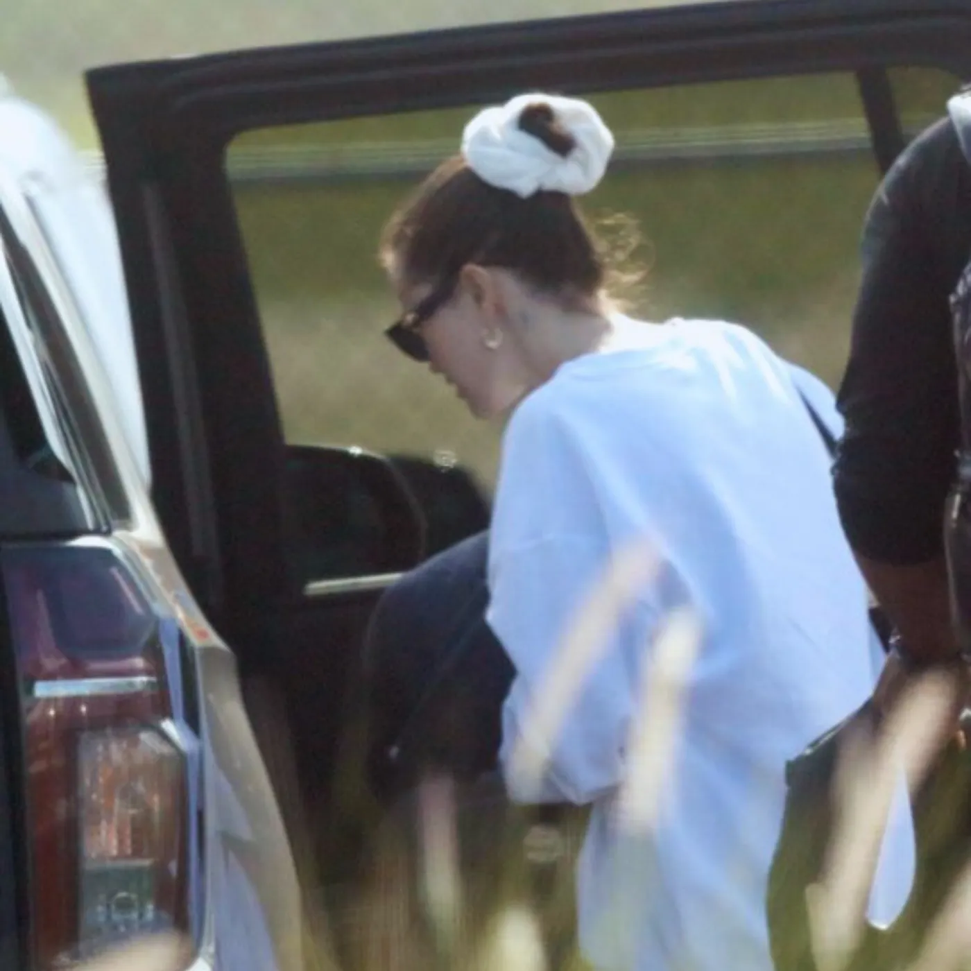 image_68a9c350e9e14 Selena Gomez’s All-White Travel Look Is Causing Internet Meltdown—Here’s Why