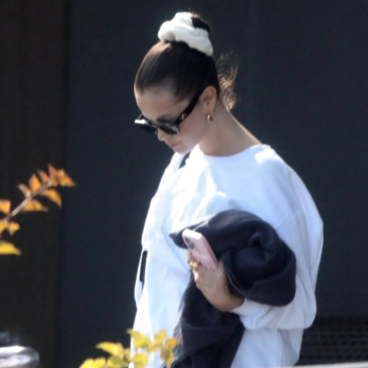 image_68a9c3523735c Selena Gomez’s All-White Travel Look Is Causing Internet Meltdown—Here’s Why