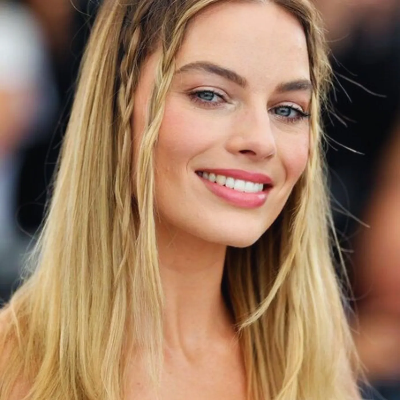 image_68ab39e47a926 Margot Robbie Turns Football Analyst, And Her Sarr Review Just Broke the Internet