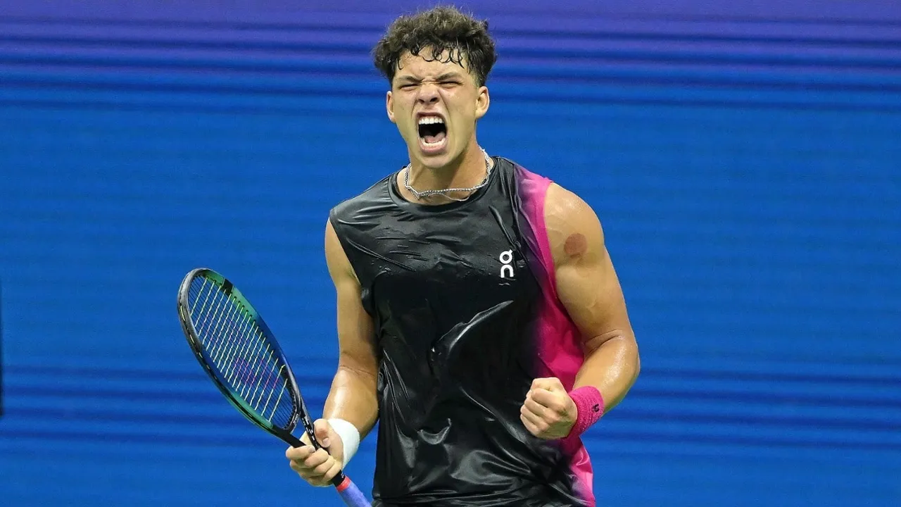 image_68abce9b3ce08 Ben Shelton Shuts Down Critics With Federer-Backed On After Shocking US Open Comparison Sparks Debate