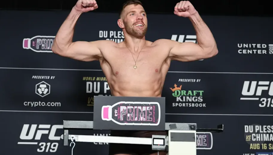 Du Plessis “Stuck”: Only Weight Cut Can Save Him from Khamzat Rematch