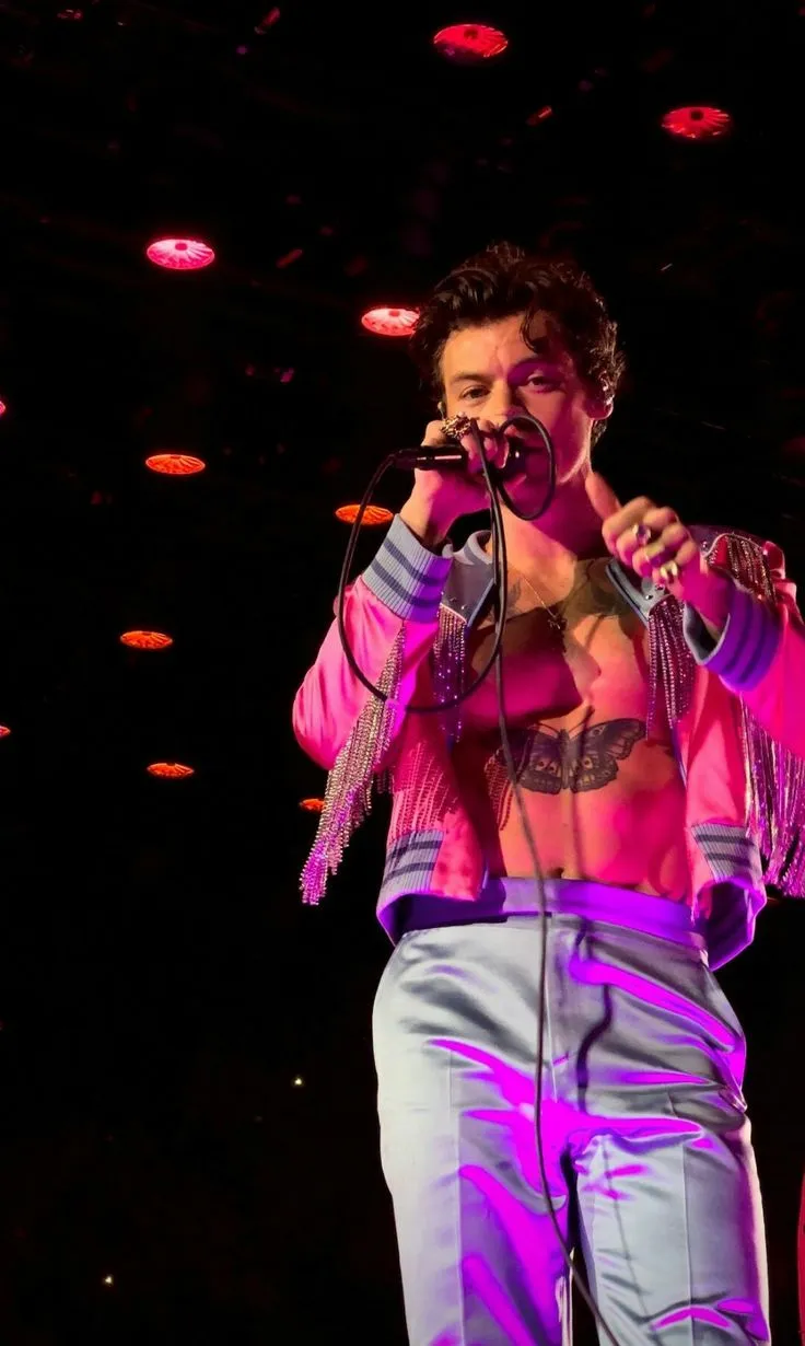 image_68abeb41d9cc1 Harry Styles’ Whirlwind of Charm: Every Move He Makes Feels Like a New Game of Love – Fans Are Left Picking Up the Pieces!