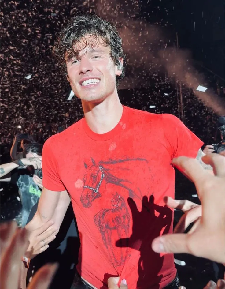 image_68abf78087082 Shawn Mendes in the Eye of the Fan Storm: Lands in Madrid After Zurich, Chaos Erupts, and His Mysterious Gesture Sparks Social Media Frenzy!