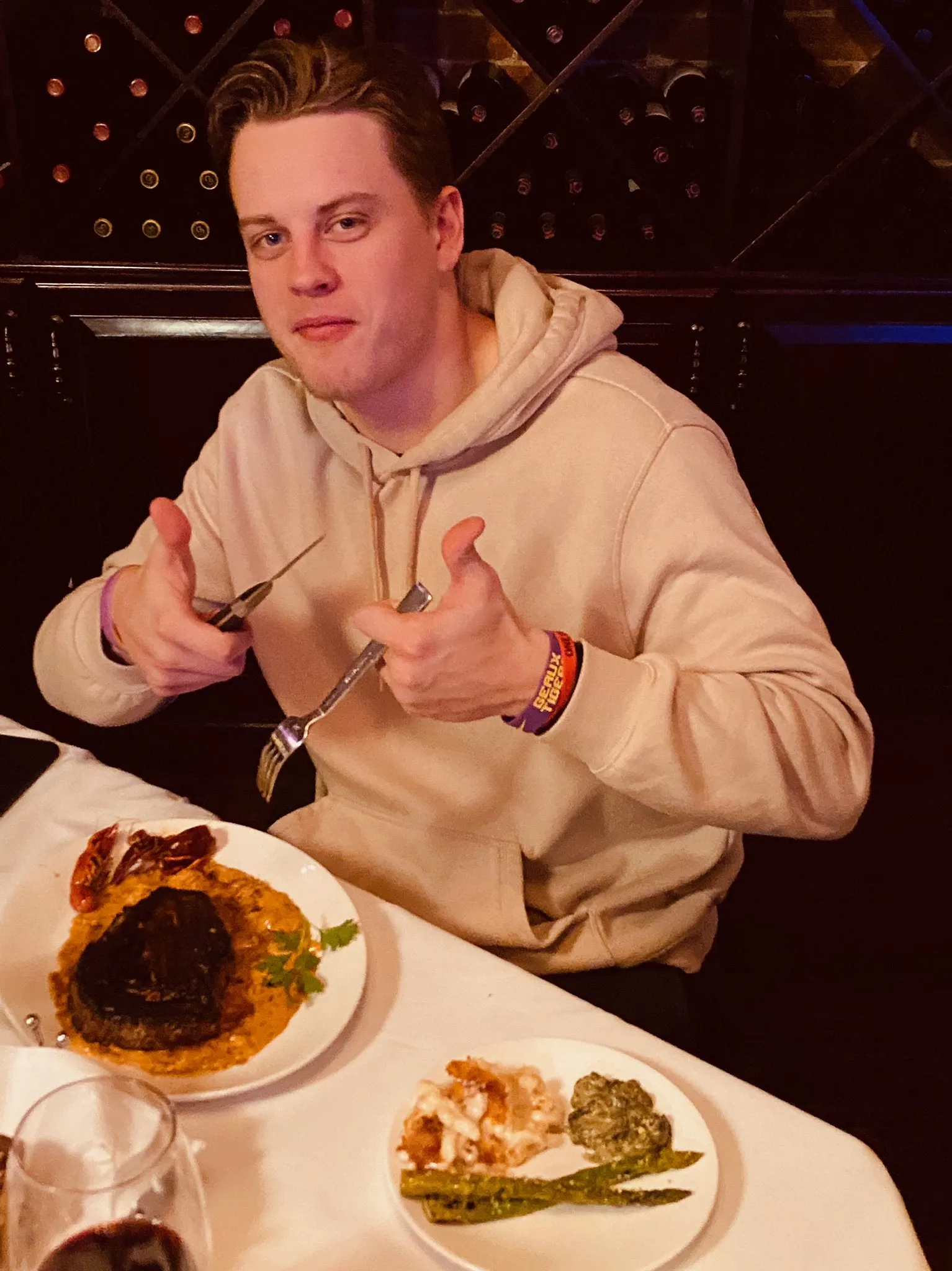 Waitress Opens Joe Burrow’s Check — What She Read Left Her in Tears and Changed Her Life Forever