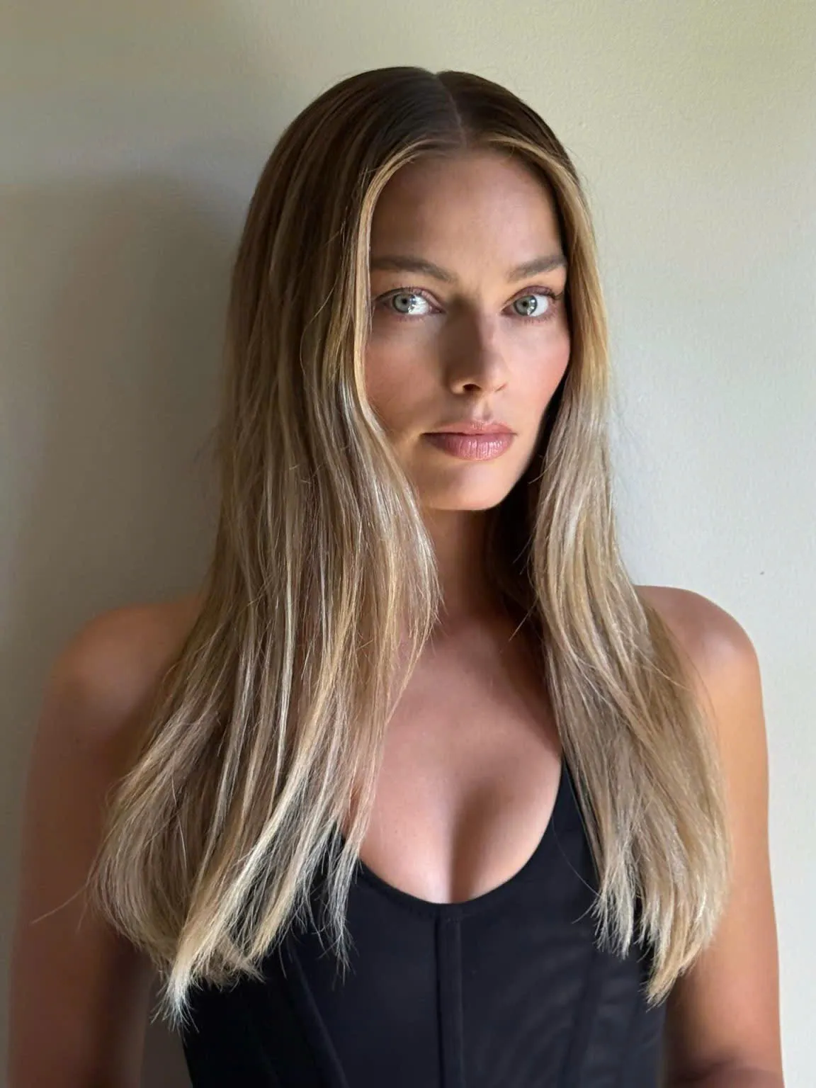 Discover Margot Robbie's stormy dress at the latest event