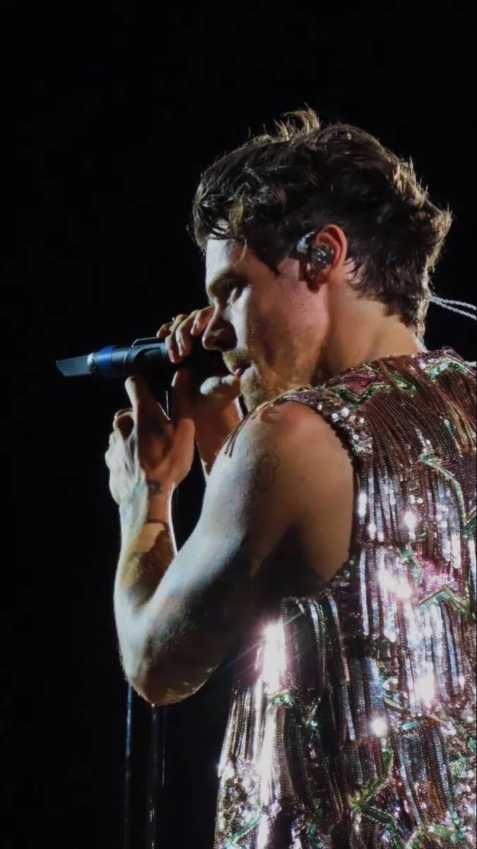 From One Direction to Global Solo Star – But Performing a Special Song, Harry Styles Faces a Secret Pain