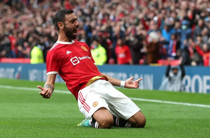 image_68ad396374e3c Fans Lose It as Brock Lesnar Shocks Manchester United Crowd by Taking a Selfie with Bruno Fernandes at Craven Cottage
