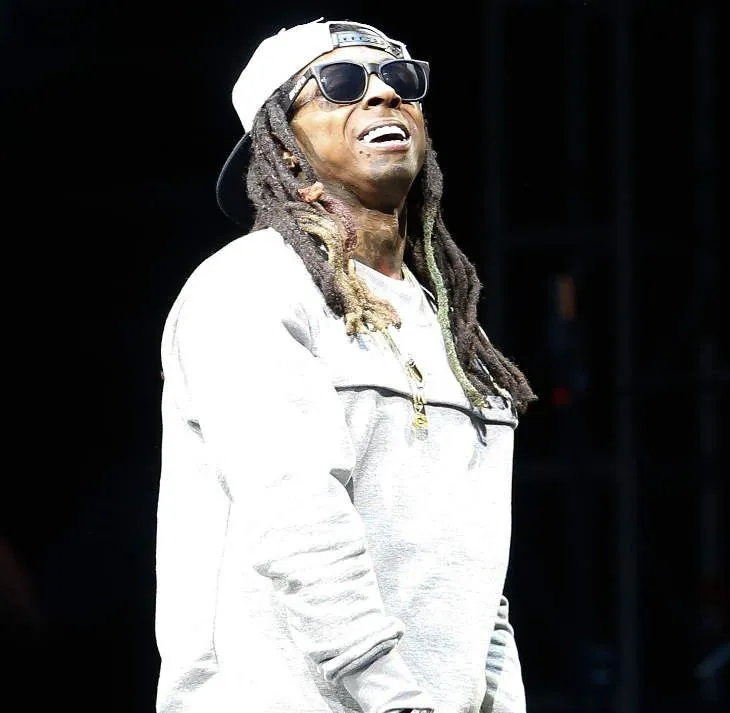 Lil Wayne Emotionally Thanks Fans After Explosive Show – One Mysterious Detail Sends the Internet Into a Frenzy! 19 Lil Wayne Emotionally Thanks Fans After Explosive Show – One Mysterious Detail Sends the Internet Into a Frenzy!