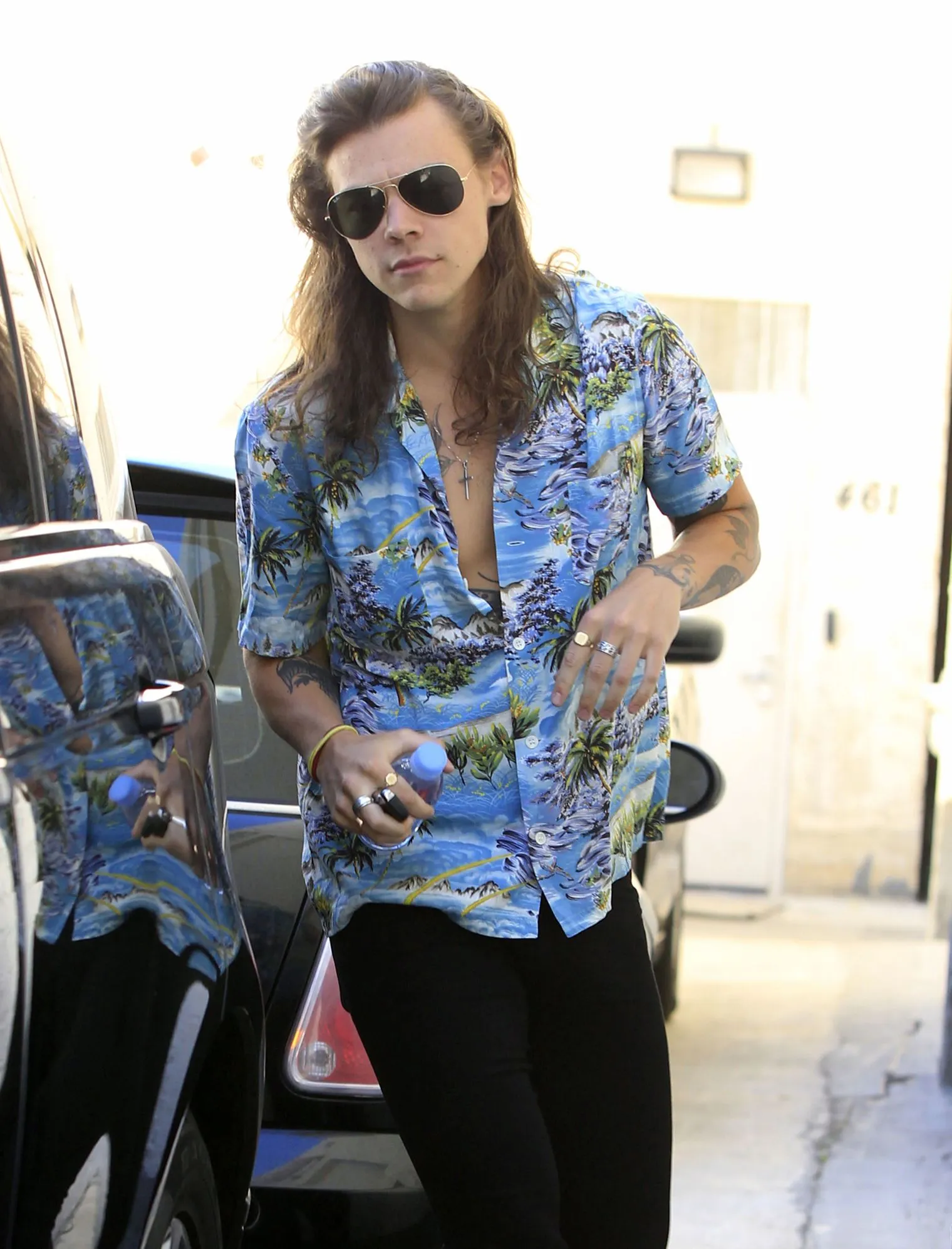 Harry Styles’ Bold Hawaiian Look Is Taking Over Social Media – But the Truth About Nick Grimshaw Leaves Fans Stunned!