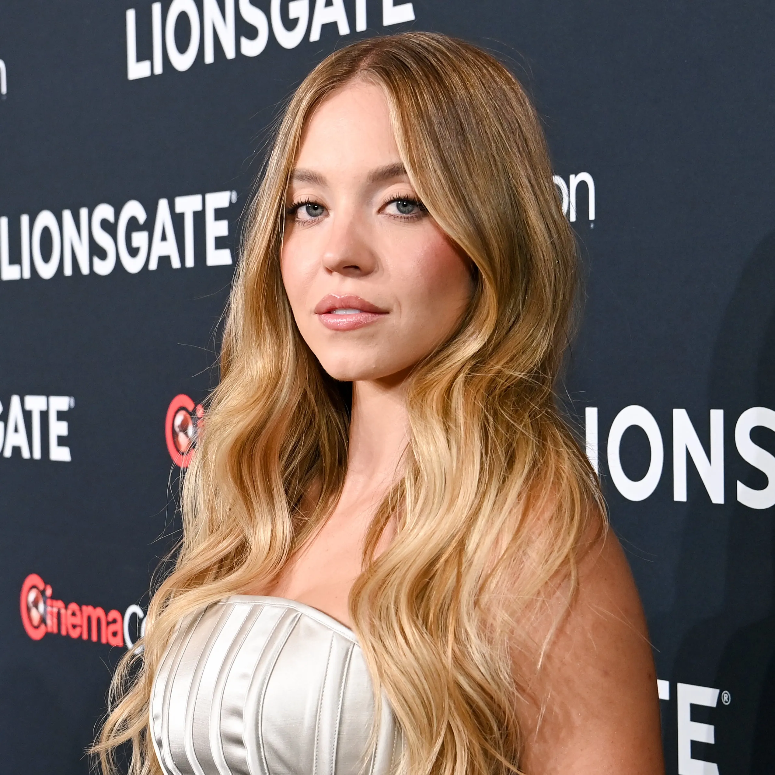 image_68ad7425209ee Sydney Sweeney Overcomes Her Breakup Step by Step to Shine in “The Housemaid”