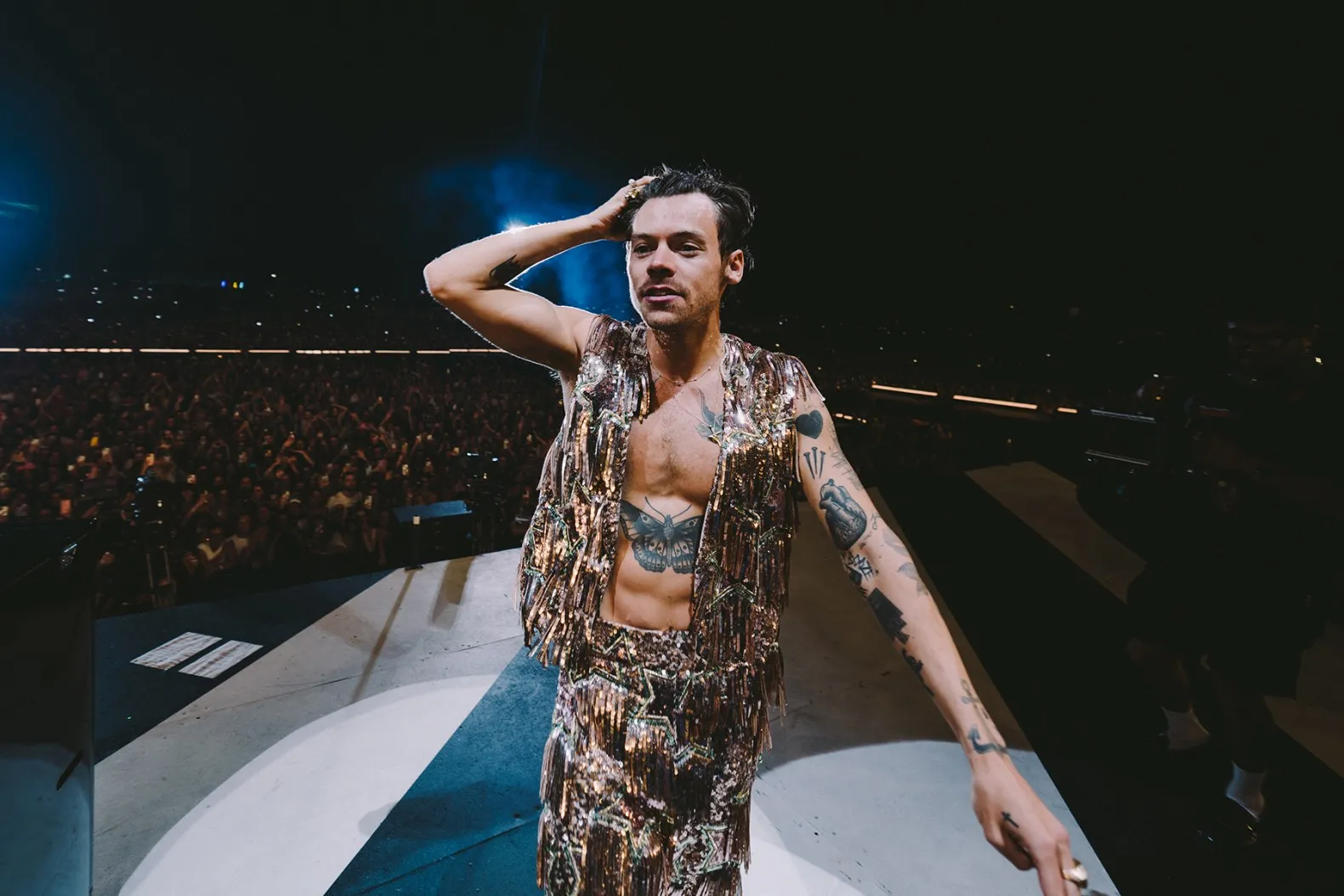 image_68ad795450817 Harry Styles Donates All the Revenue from Two Shows to Charity – But His ‘Crazy’ Move with a Lock of Hair Leaves Fans Stunned!