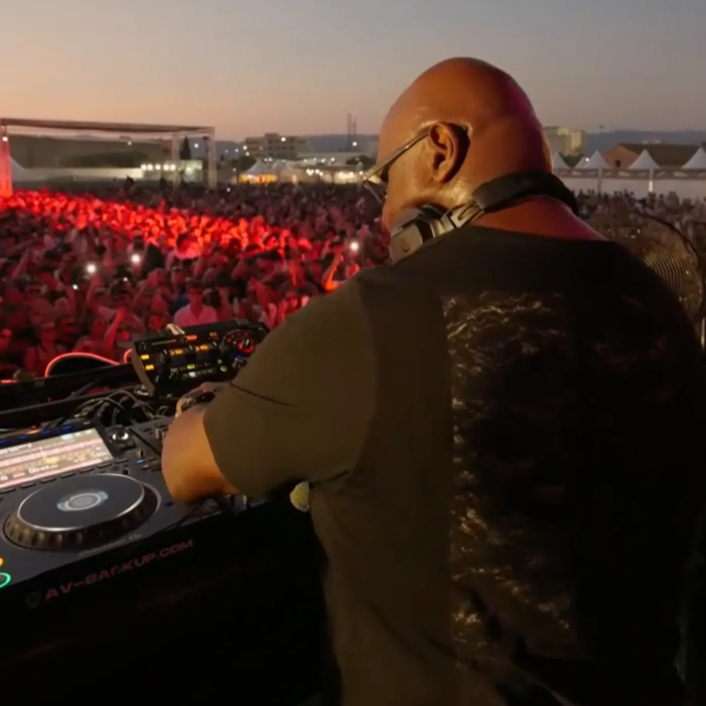 There's one detail in Carl Cox's performance that fans call: "This is the true pinnacle of EDM."