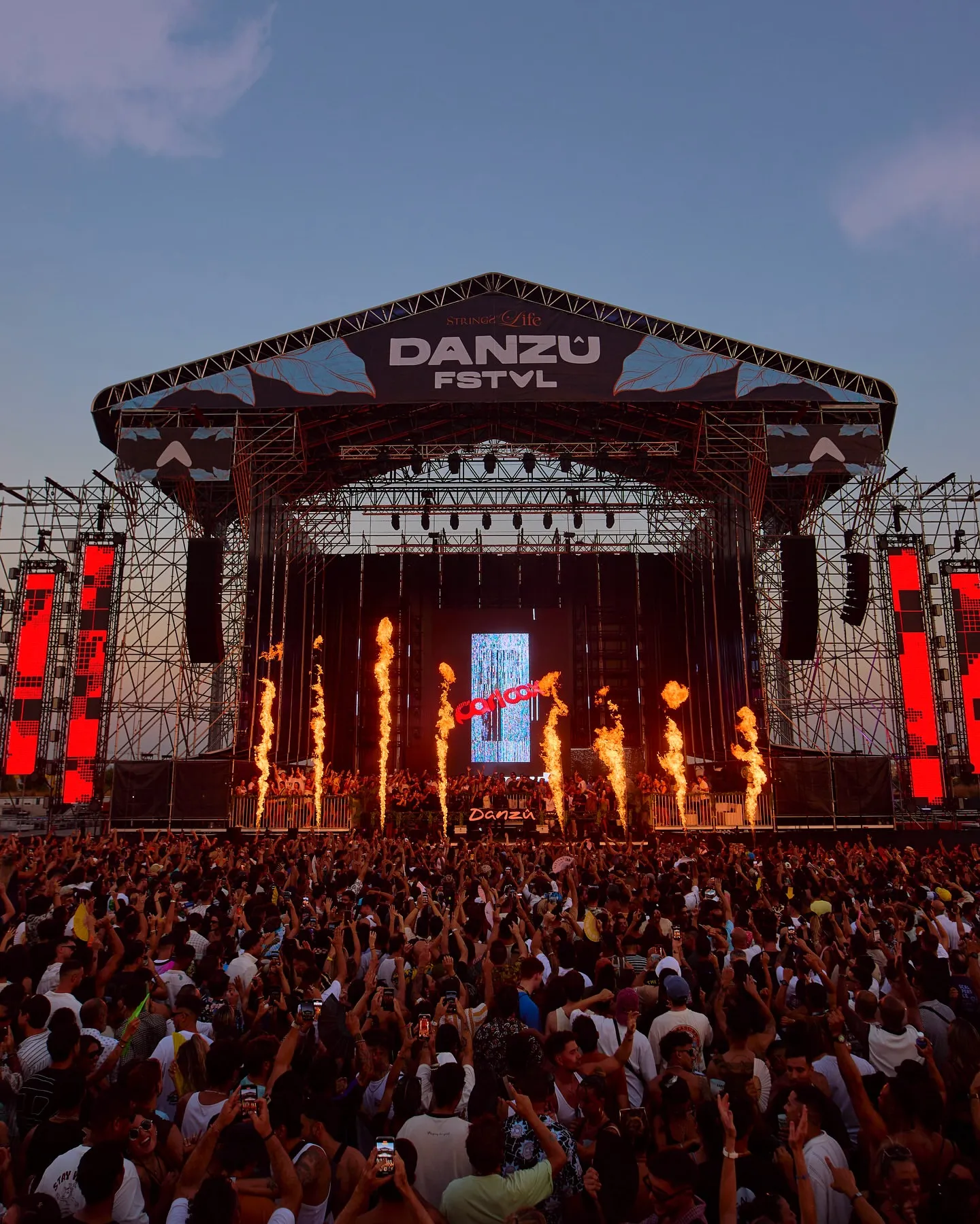 image_68ae742f2135c They Say It Was the Signal That Opened a New Era of Rave – What Do You Think Was the Signal Carl Cox Gave to the Crowd?