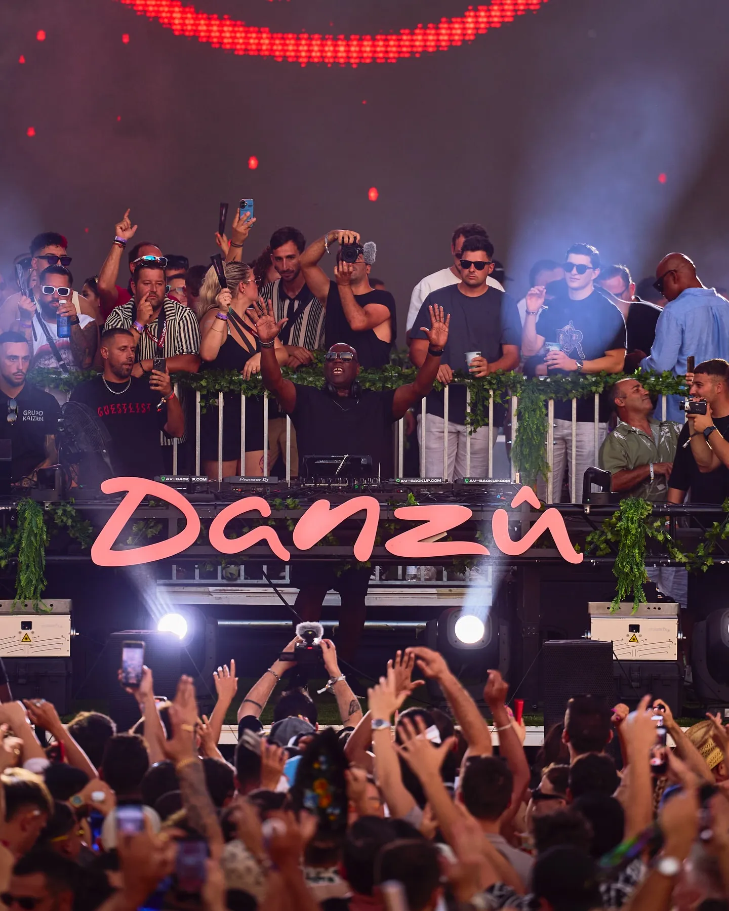 image_68ae742fc5d69 They Say It Was the Signal That Opened a New Era of Rave – What Do You Think Was the Signal Carl Cox Gave to the Crowd?