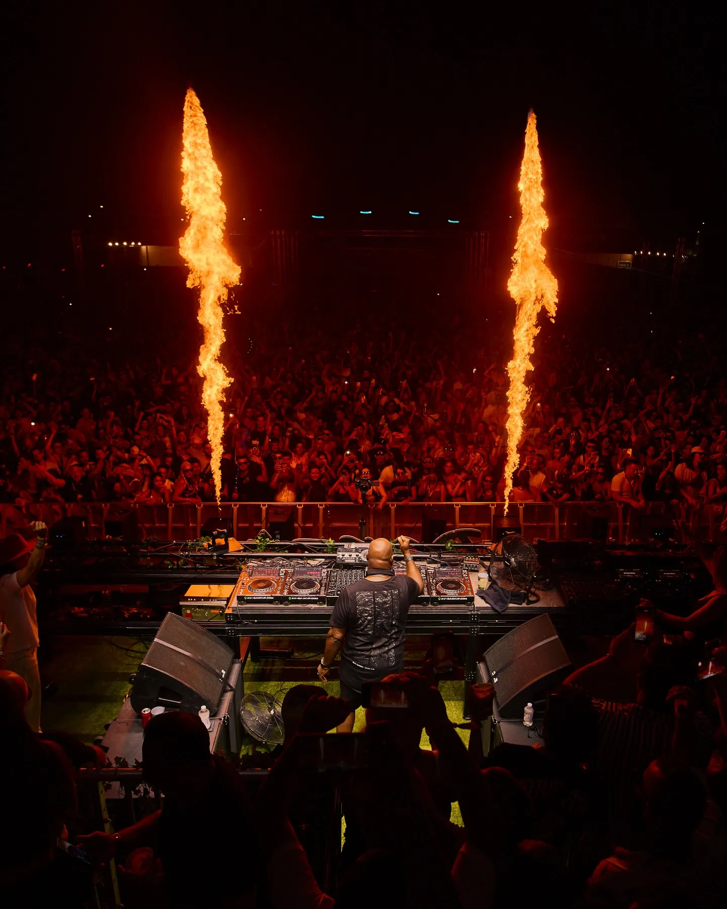 They Say It Was the Signal That Opened a New Era of Rave – What Do You Think Was the Signal Carl Cox Gave to the Crowd?