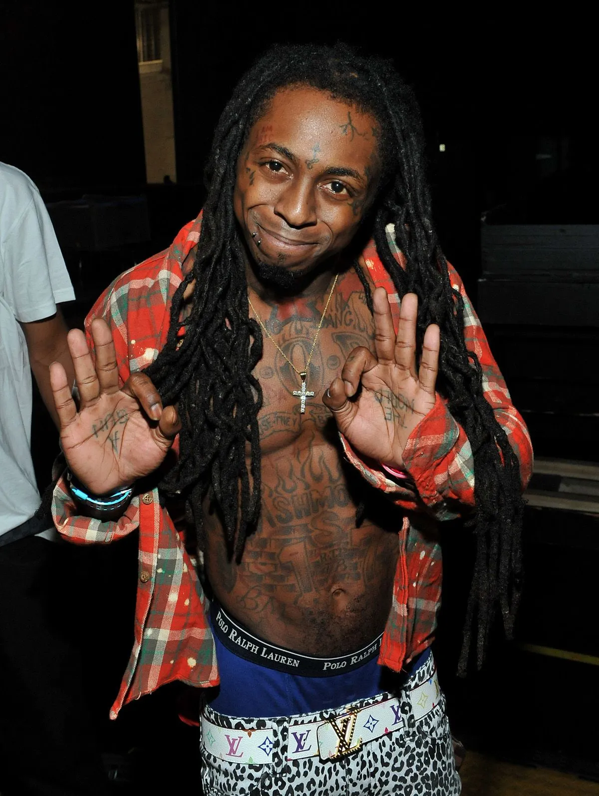 Lil Wayne Gifts a Necklace to a Disabled Fan After 17 Years of Waiting — But the Story Behind It Leaves Everyone Stunned!