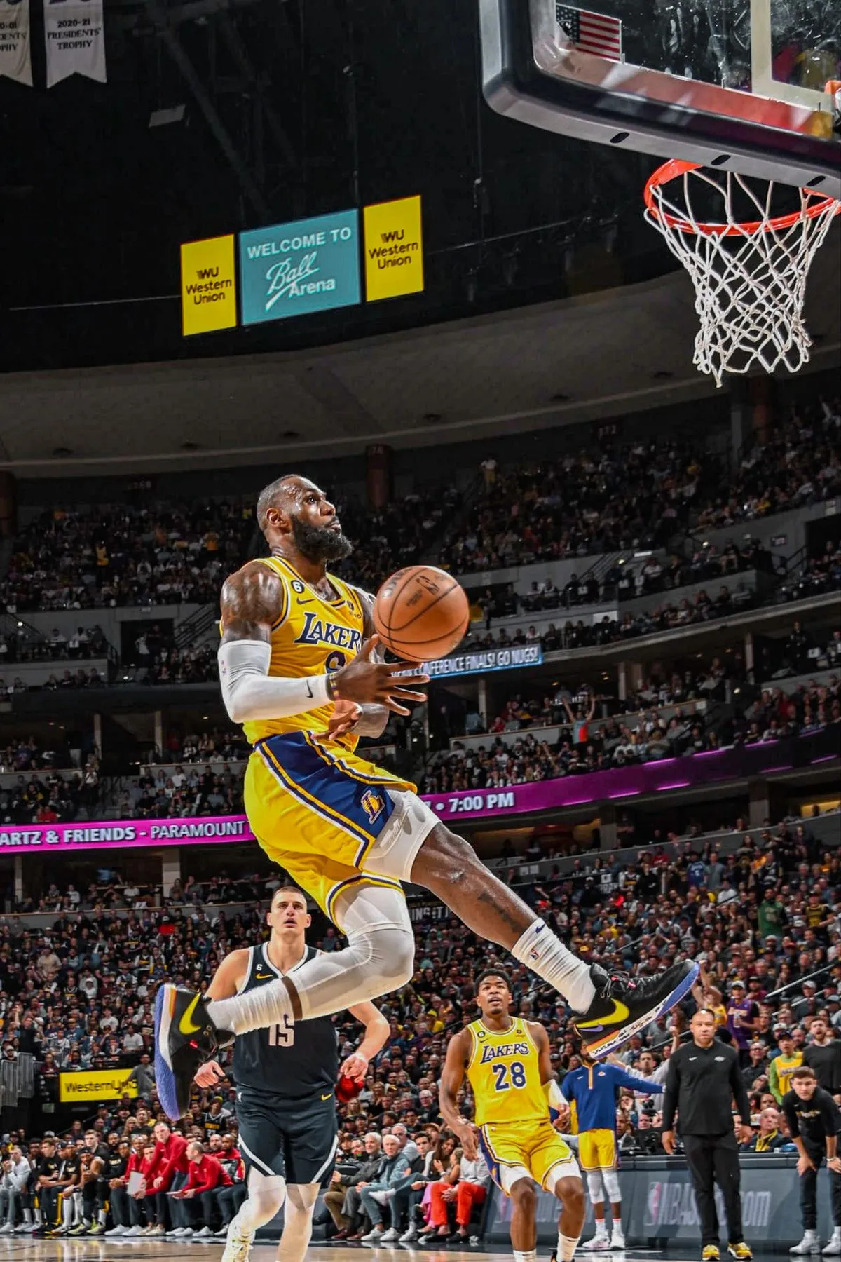 Unbelievable! LeBron James surpasses 50,000 career points at age 40 and still leads his team to the #3 seed.