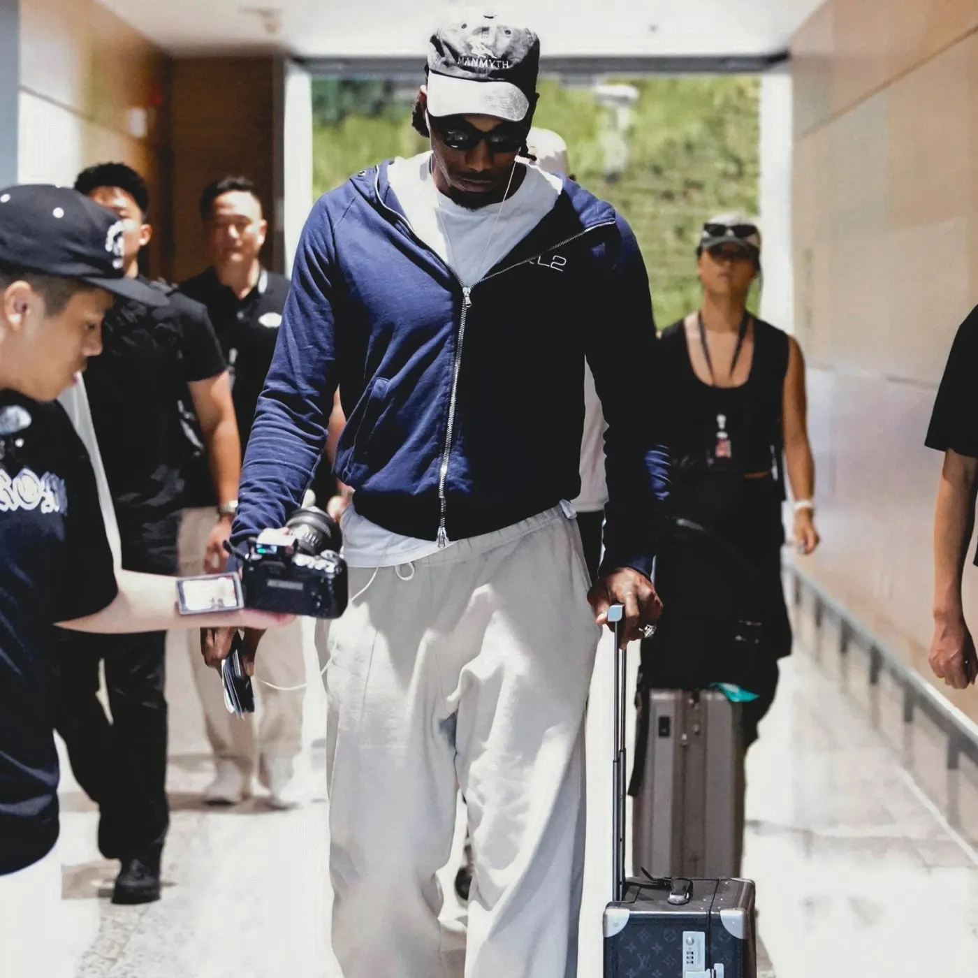 Fans Shocked by Kawhi Leonard’s Asian Tour Transformation!