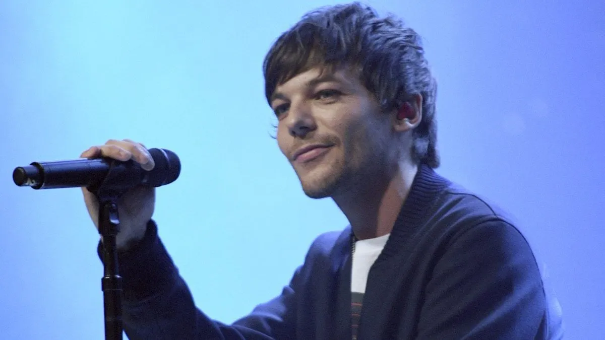 image_68afeba808ff1 Louis Tomlinson Was Once Every Girl’s Sweetheart – But His Biggest Romance Has Harry Styles Fans Stunned!