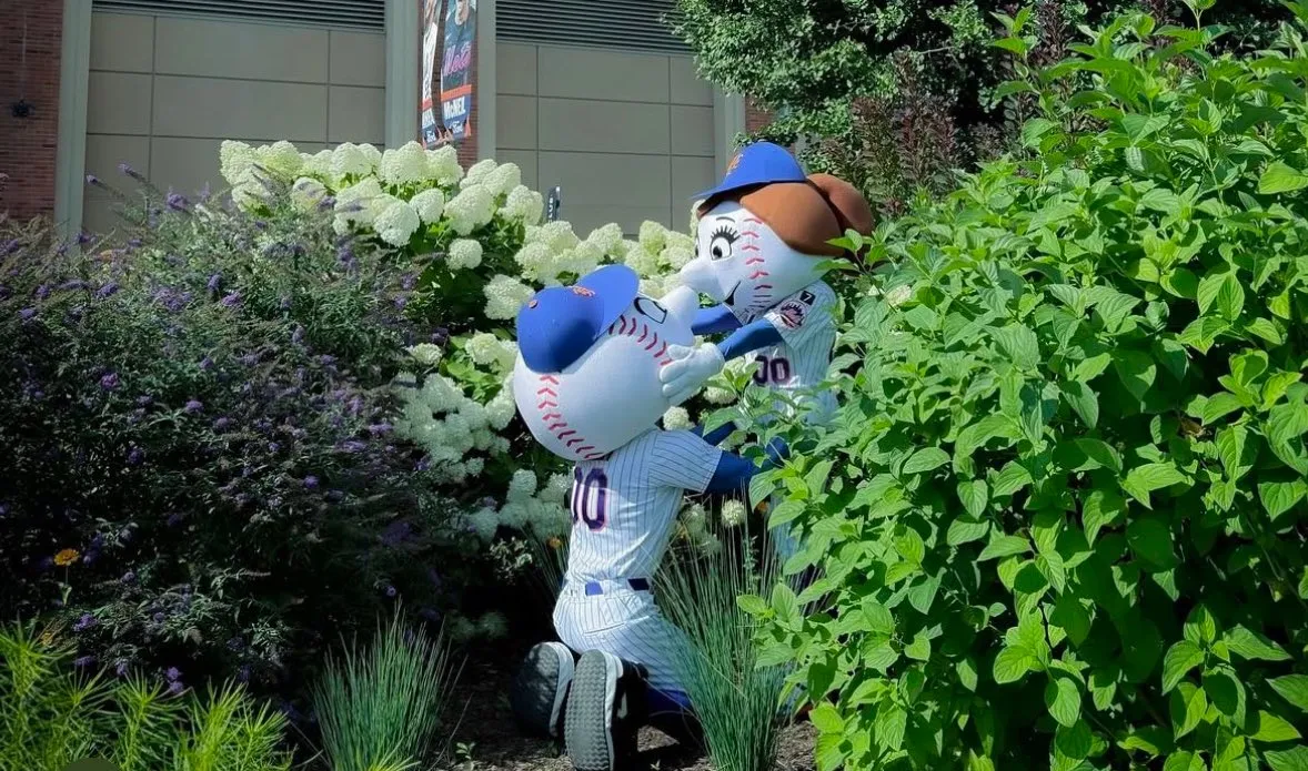image_68b05e771045e Francisco Lindor’s Wife Katia Can’t Stop Laughing as Mets’ Mascots Recreate Travis Kelce’s Viral Taylor Swift Proposal