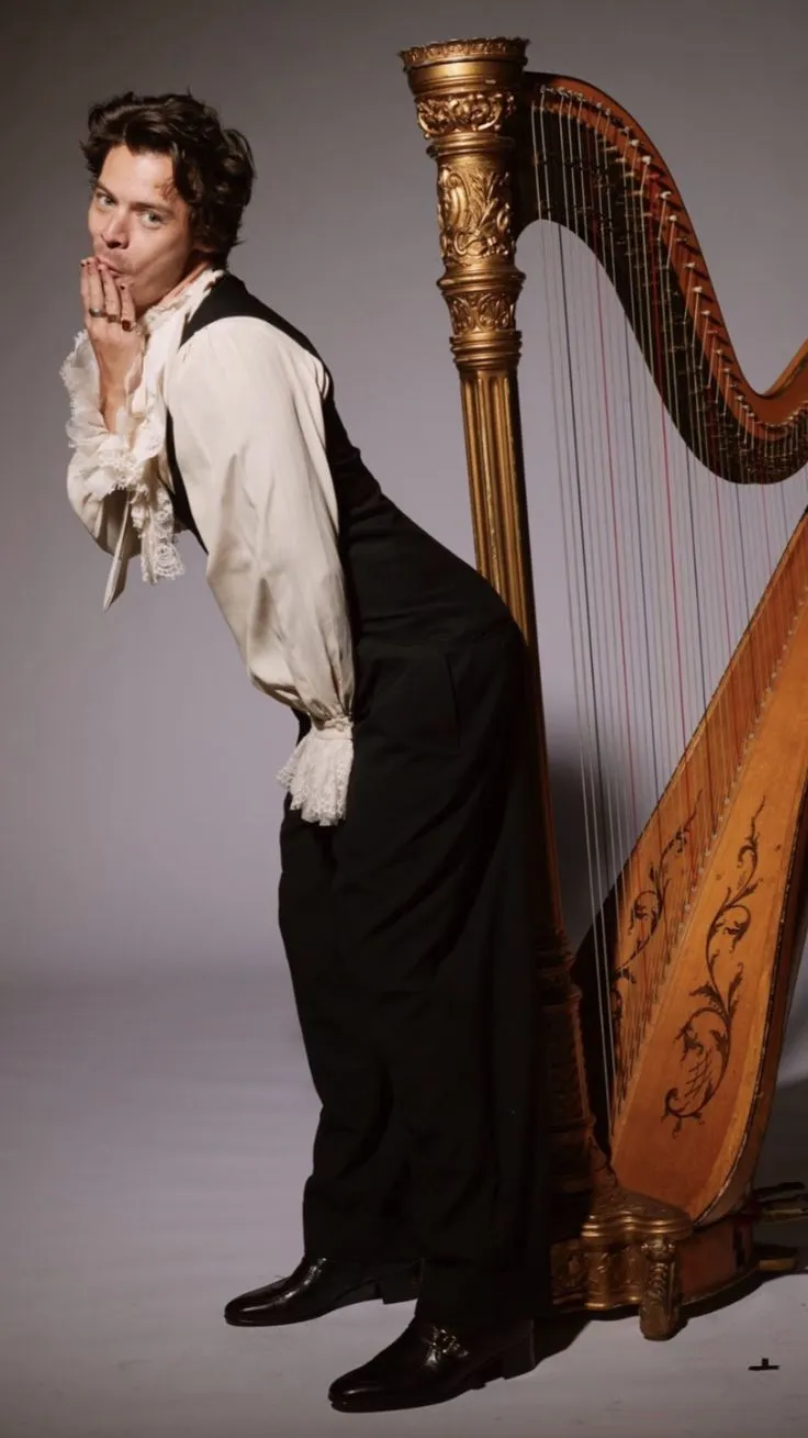 image_68b10d31673e5 Pearls, Floral Prints, and Breaking Gender Norms: Harry Styles Redefines Fashion – Fans Say He's 'Dangerous'!