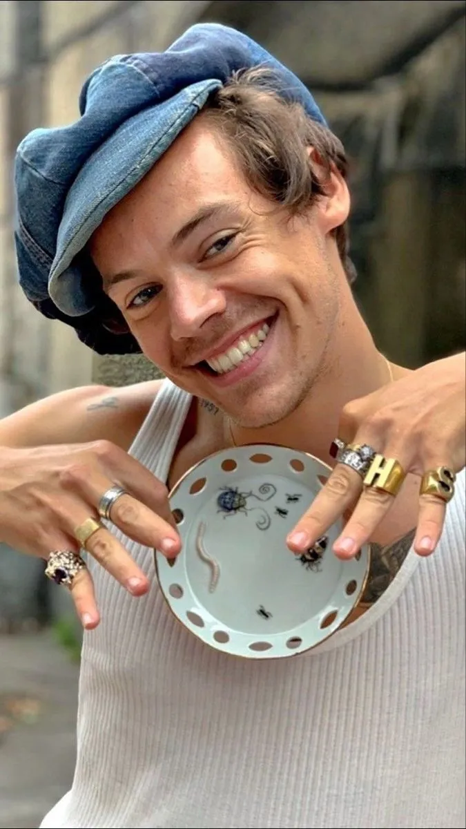 Pearls, Floral Prints, and Breaking Gender Norms: Harry Styles Redefines Fashion – Fans Say He's 'Dangerous'!