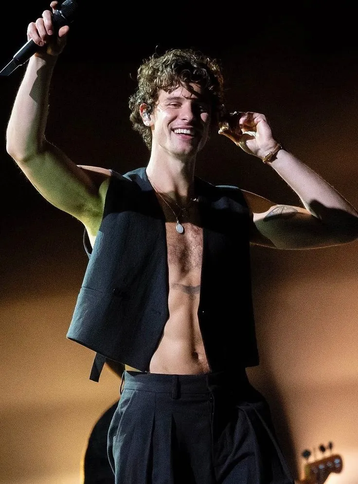 image_68b11334c313e Shawn Mendes set Lisbon on fire this afternoon with an insanely chaotic performance that left fans on the edge of their seats!